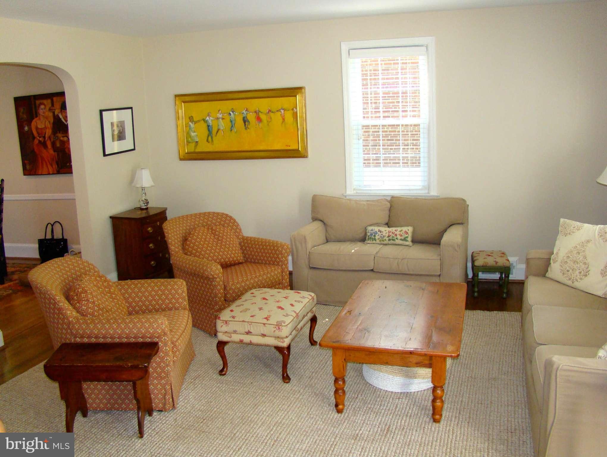 136 Murdock Road Baltimore, MD 21212 - Photo 3 of 26 Living Room