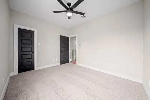 a view of empty room with a ceiling fan