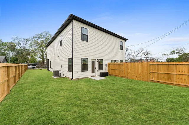 a view of a house with backyard