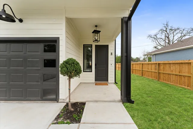 a view of a entrance of the house