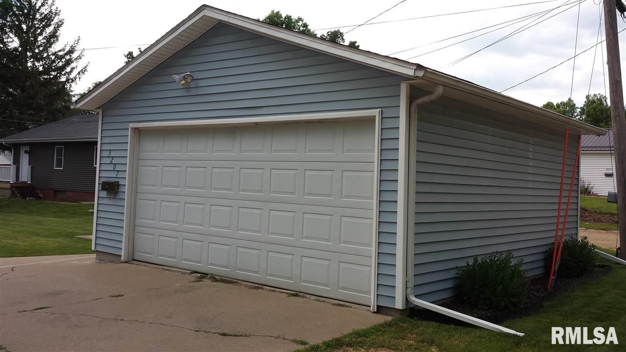 3207 Cleveland Street Clinton, IA 52732 - Photo 3 of 6 Gallery Image 3
