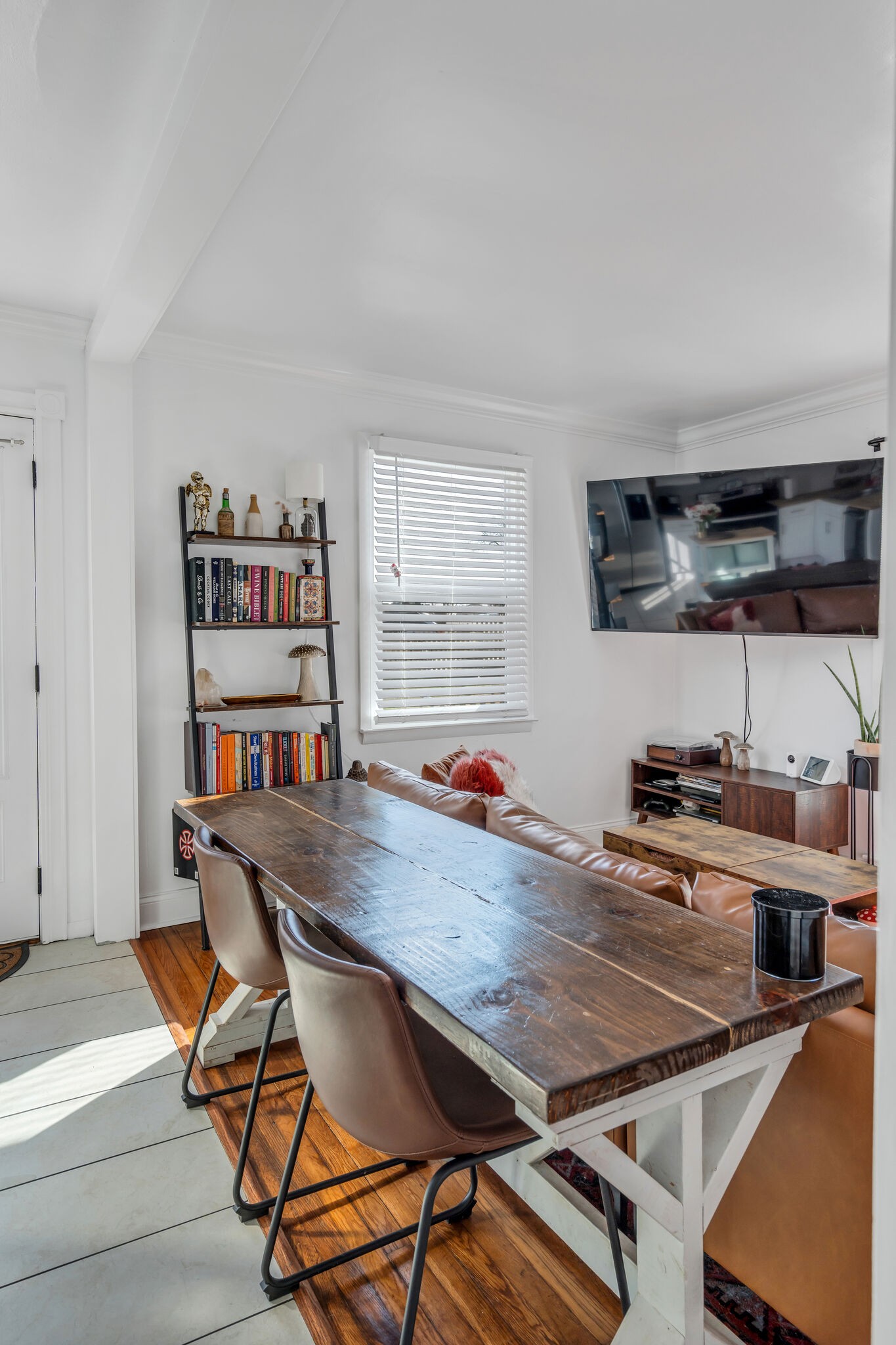911 South 14th Street Nashville, TN 37206 - Photo 12 of 30 a kitchen with a table and chairs in it