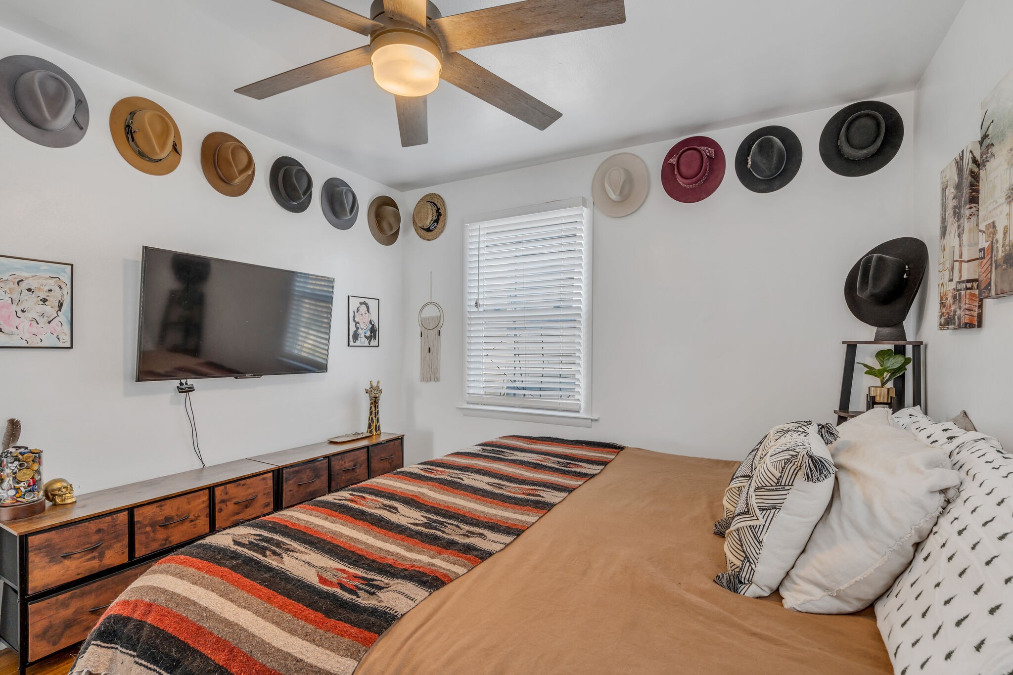 911 South 14th Street Nashville, TN 37206 - Photo 21 of 30 a bedroom with a bed and a flat screen tv