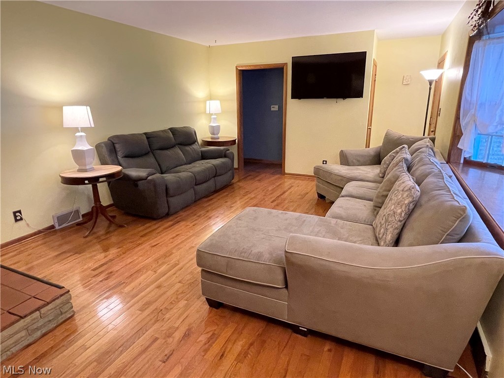 948 Howland Wilson Road Northeast Warren, OH 44484 - Photo 10 of 29 Living Room