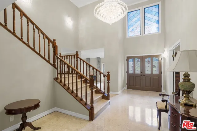 a view of entryway with livingroom