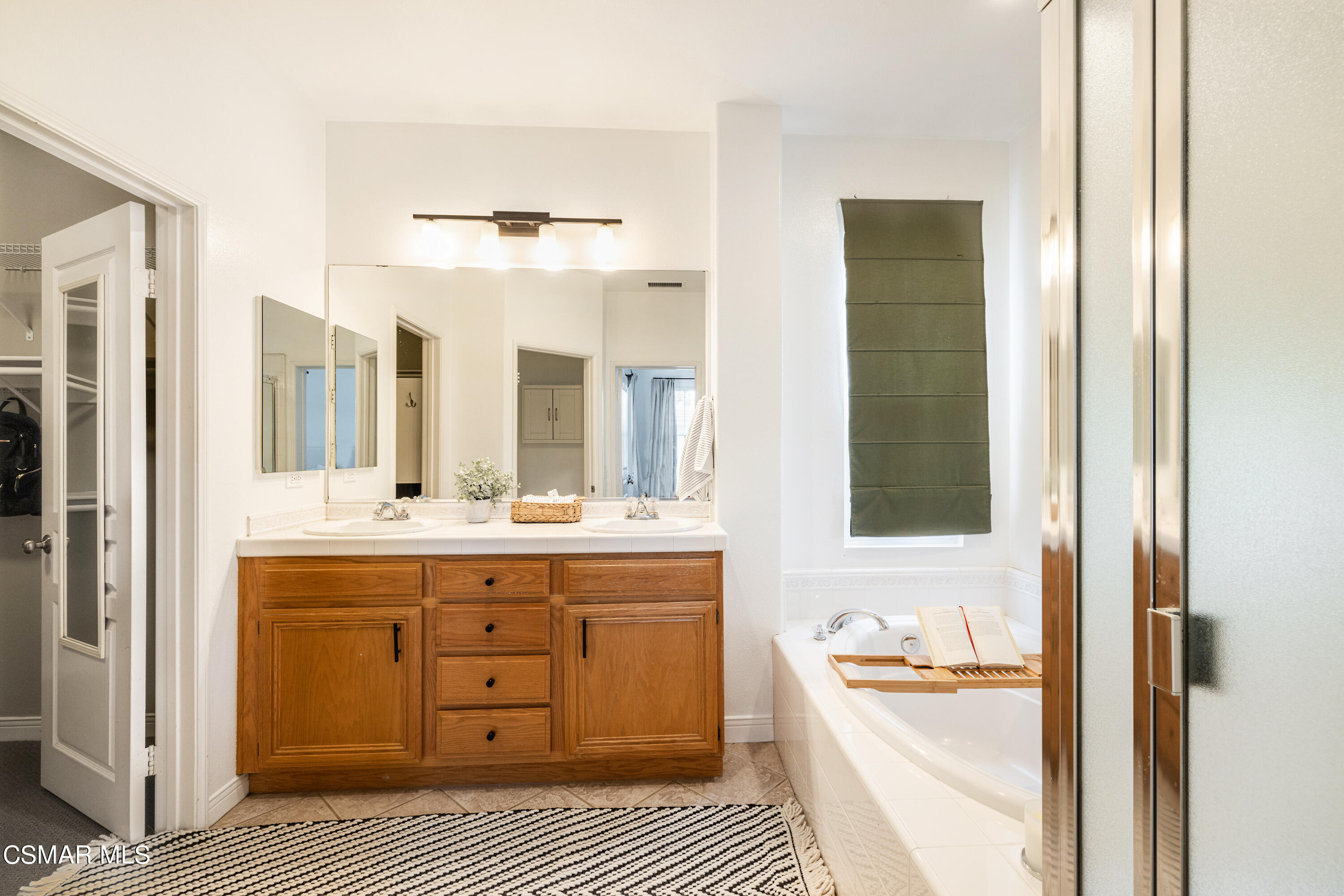 110 Park Hill Road Simi Valley, CA 93065 - Photo 22 of 36 a bathroom with a sink a mirror and a bathtub
