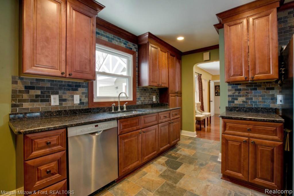 34 North Holcomb Road Clarkston, MI 48346 - Photo 3 of 14