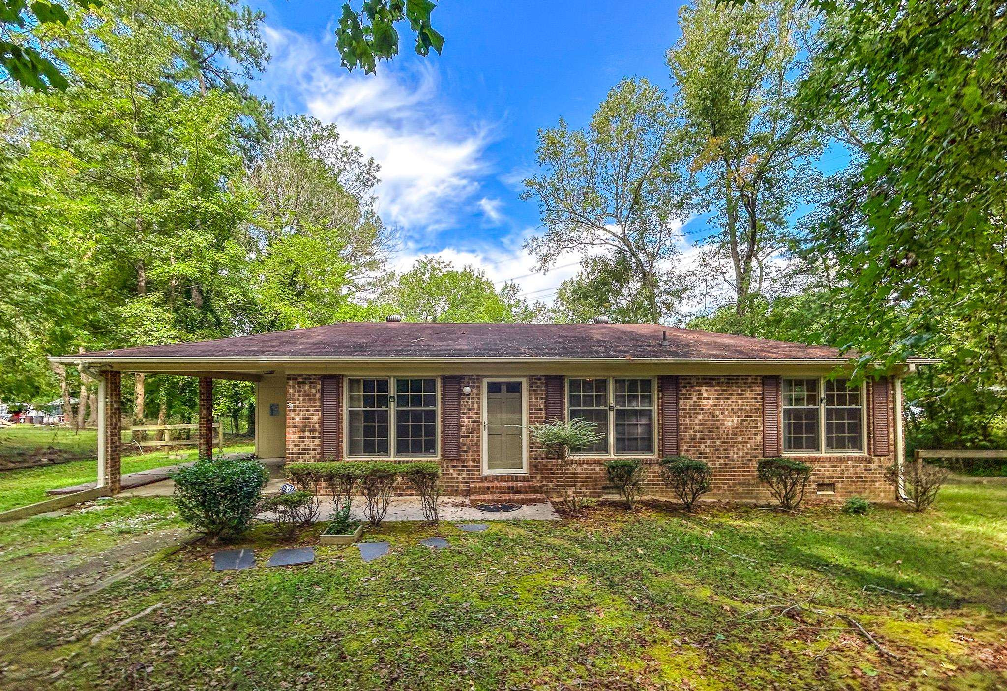a view of a house with a backyard