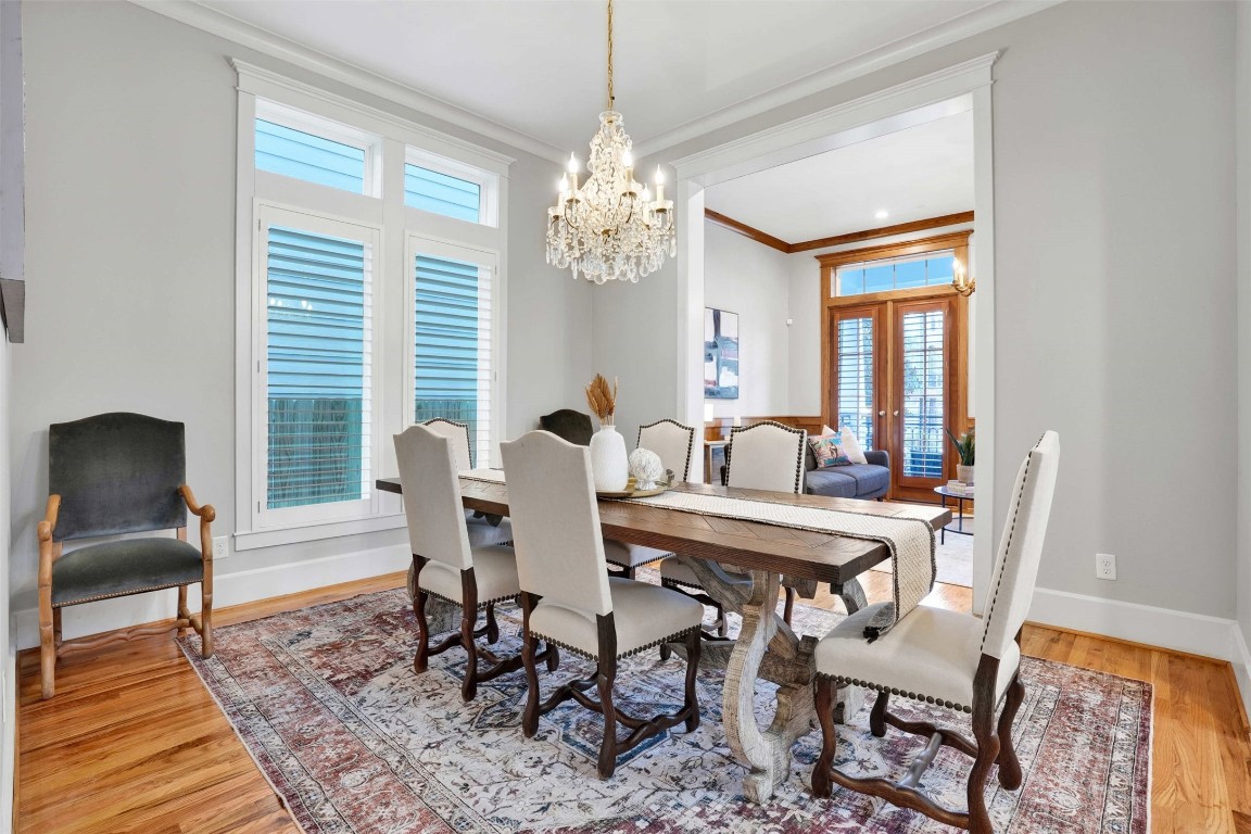 612 Rutland Street Houston, TX 77007 - Photo 12 of 45 Seamless Entertaining.
This formal dining space is perfectly positioned between the parlor and the chef's kitchen, making it the heart of your holiday gatherings. Soaring ceilings and elegant millwork create an upscale atmosphere for every meal.