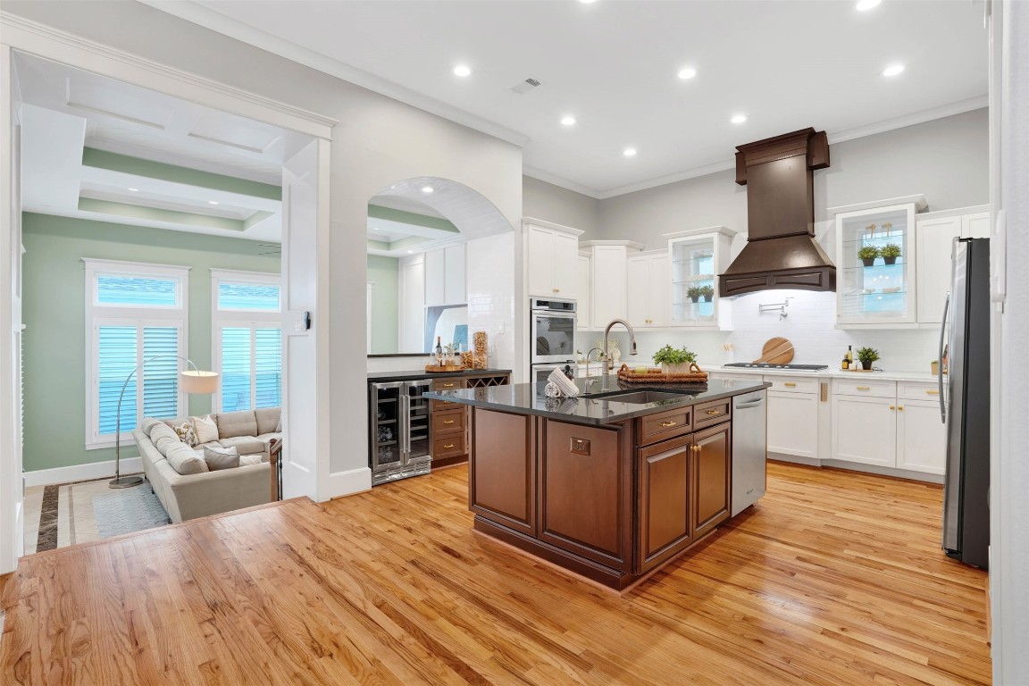 612 Rutland Street Houston, TX 77007 - Photo 14 of 45 Massive Island. A generous granite island serves as the perfect prep station and social hub for the home.