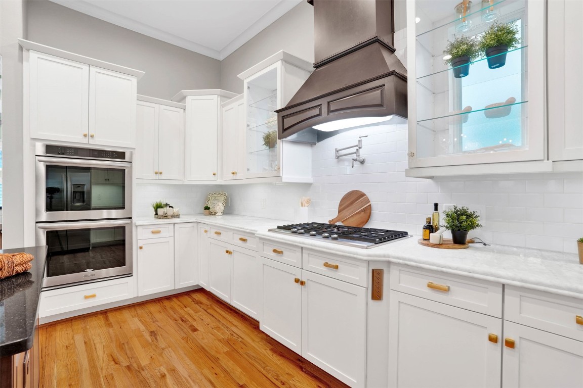 612 Rutland Street Houston, TX 77007 - Photo 15 of 45 Professional Grade. Elevate your cooking with a 36" range and dual ovens.