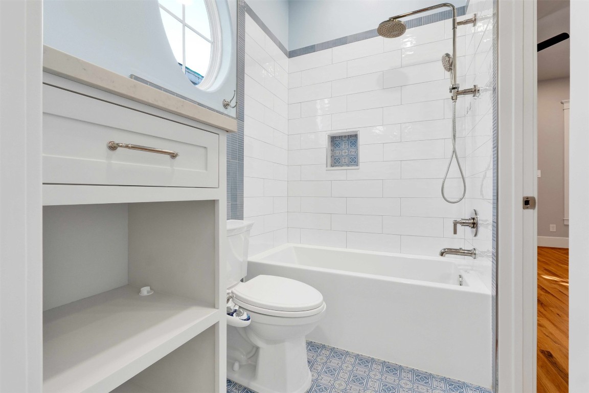 612 Rutland Street Houston, TX 77007 - Photo 30 of 45 The Ultimate Shared Suite. Completely refreshed with modern elegance the shared bathroom features a deep soaking tub and all-new designer fixtures.