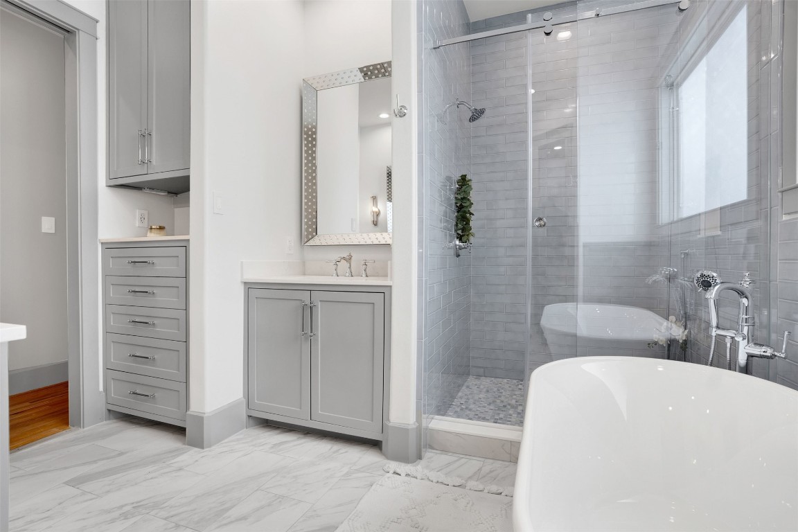 612 Rutland Street Houston, TX 77007 - Photo 38 of 45 Sophisticated & Spacious. A massive, walk-in retreat featuring all-new hardware and a contemporary frameless design. It’s the perfect companion to the deep soaking tub for a complete at-home spa experience.