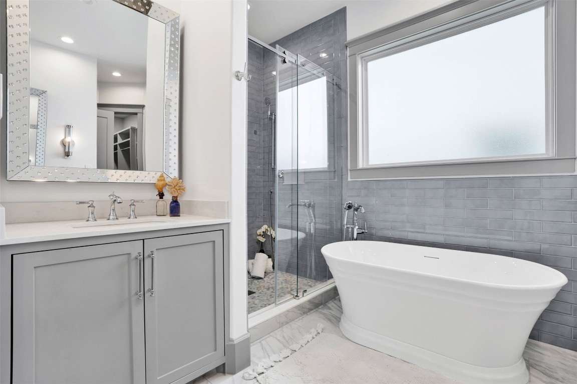 612 Rutland Street Houston, TX 77007 - Photo 39 of 45 Modern Elegance. Clean lines and contemporary form define this soaking tub. Paired with high-end fixtures, it serves as a stunning architectural focal point that anchors the primary suite’s spa-like atmosphere.