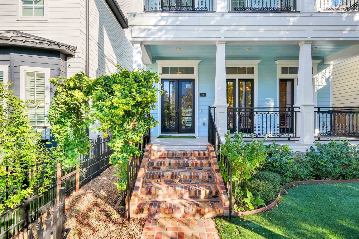 612 Rutland Street Houston, TX 77007 - Photo 6 of 45 The Perfect Heights Welcome. Architectural elegance meets everyday ease. Elegant double-wide front doors create a grand entrance and enhance the home’s classic craftsman charm.