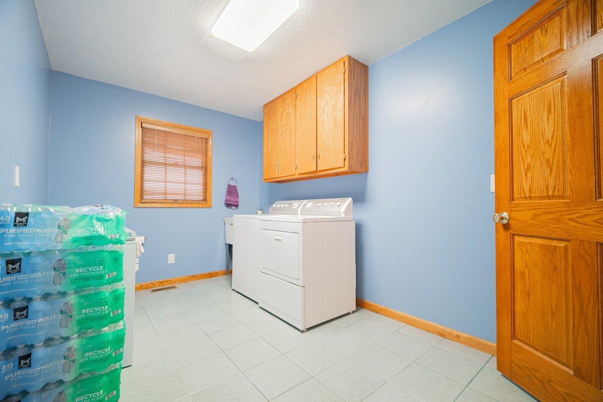 8401 Idlewood Road Clinton, IL 61727 - Photo 15 of 42 a room with cabinets and window