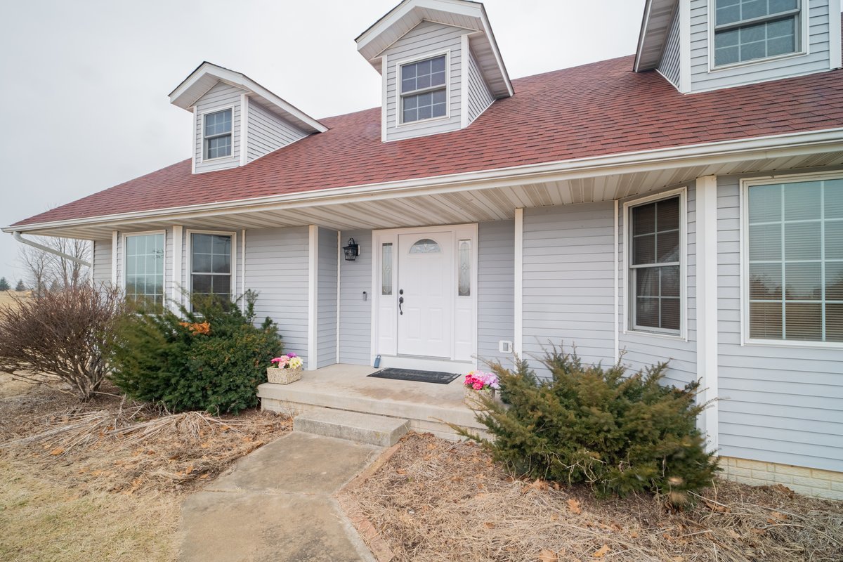 8401 Idlewood Road Clinton, IL 61727 - Photo 2 of 42 a front view of a house with garden