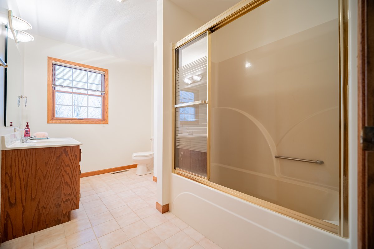 8401 Idlewood Road Clinton, IL 61727 - Photo 22 of 42 a bathroom with a bathtub and a shower