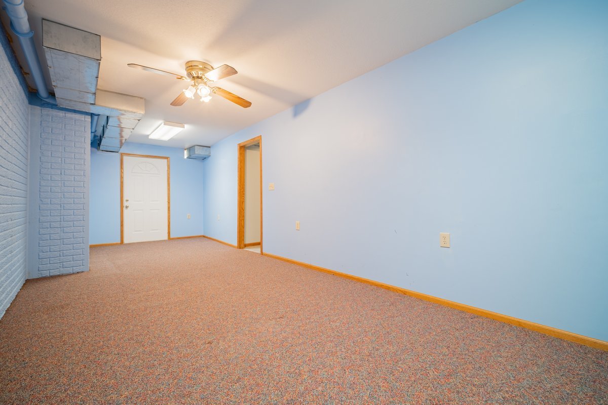 8401 Idlewood Road Clinton, IL 61727 - Photo 33 of 42 a view of an empty room