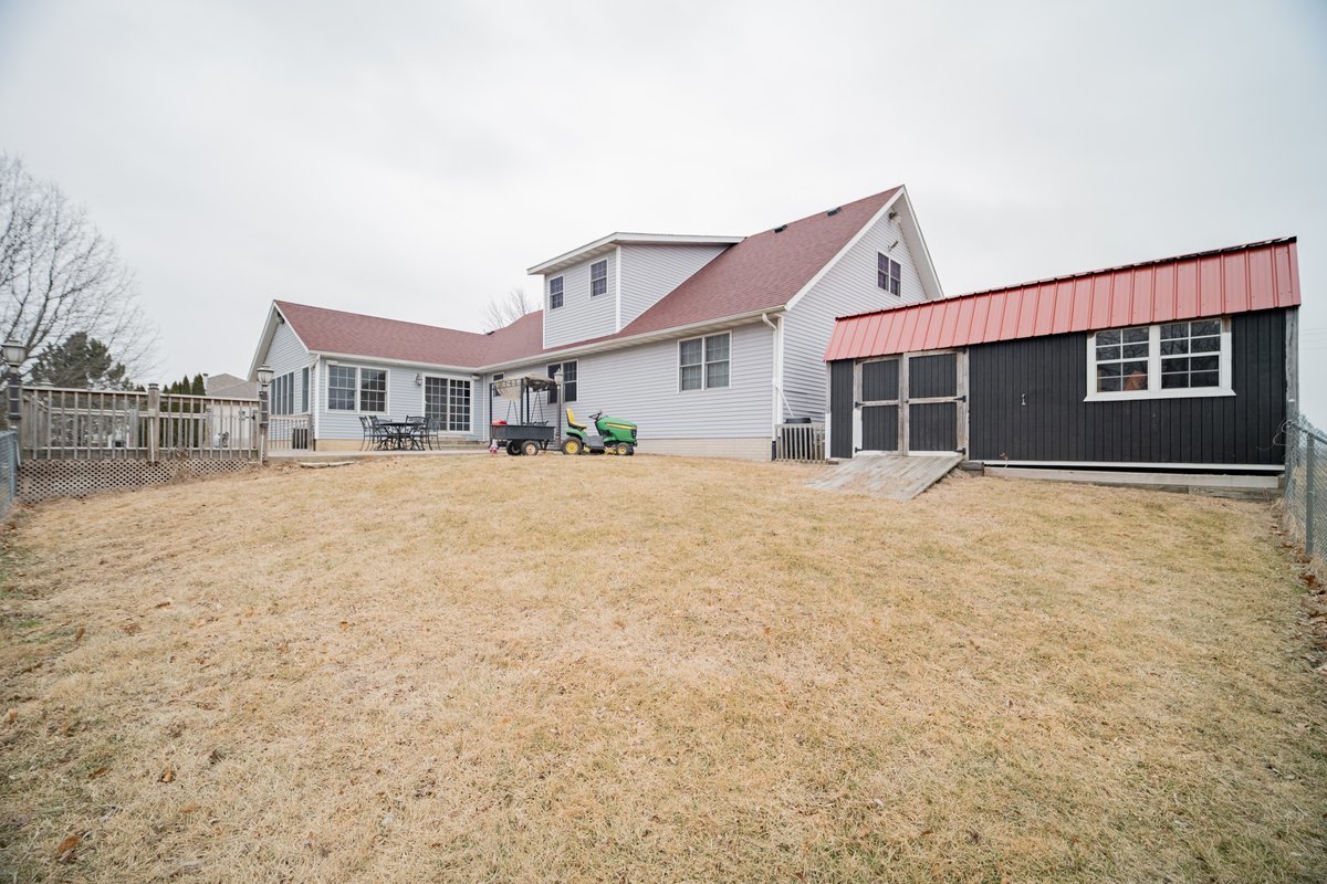8401 Idlewood Road Clinton, IL 61727 - Photo 36 of 42 a backyard of a house