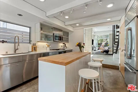 $12,000 | 720 Brooks Avenue, Venice, CA 90291