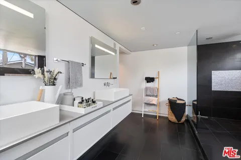 $12,000 | 720 Brooks Avenue, Venice, CA 90291