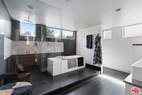 $12,000 | 720 Brooks Avenue, Venice, CA 90291