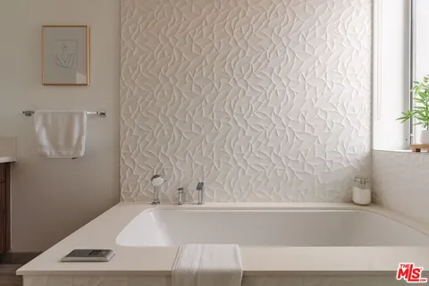 $1,229,000 | 1040 North Spaulding Avenue, Unit 4, West Hollywood, CA 90046