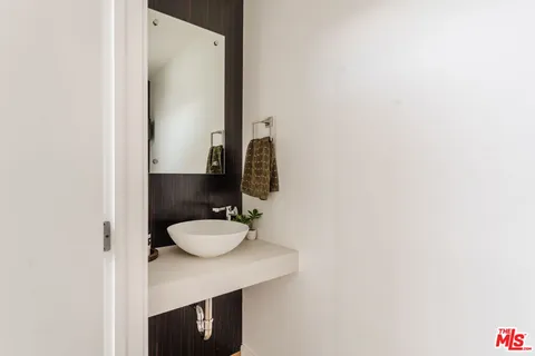 $1,229,000 | 1040 North Spaulding Avenue, Unit 4, West Hollywood, CA 90046