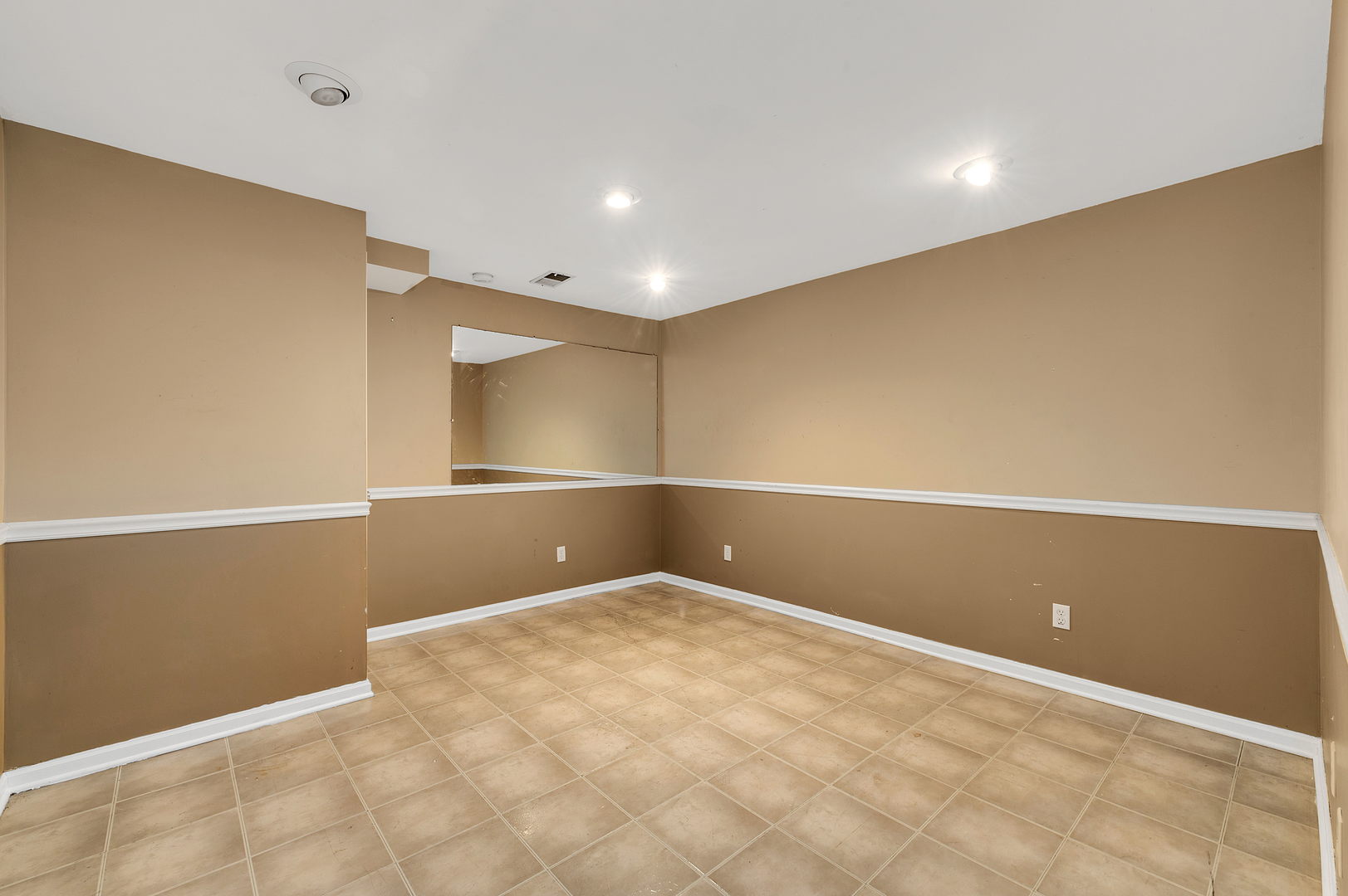 2S567 White Birch Lane Wheaton, IL 60189 - Photo 22 of 31 a view of empty room