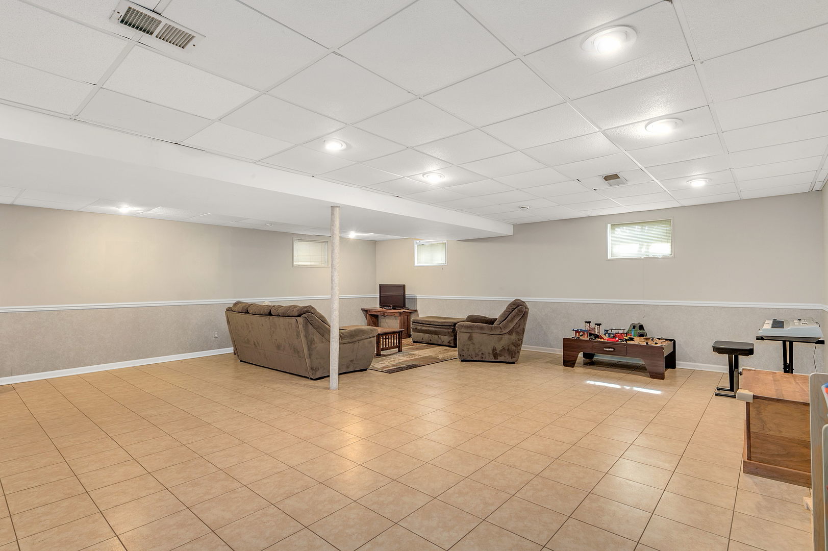 2S567 White Birch Lane Wheaton, IL 60189 - Photo 24 of 31 a living room with furniture