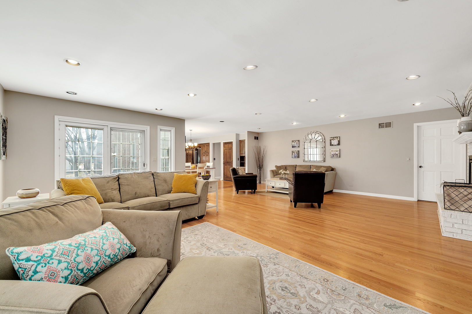 2S567 White Birch Lane Wheaton, IL 60189 - Photo 9 of 31 a living room with furniture and kitchen view