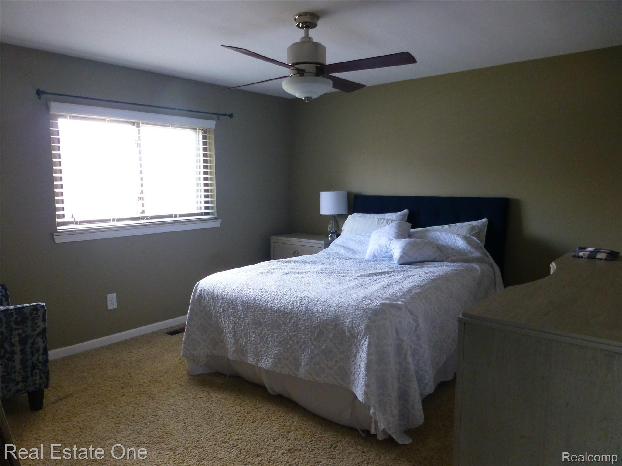 2451 Samoset Road, Unit 7 Royal Oak, MI 48073 - Photo 16 of 25 P1140184.JPG