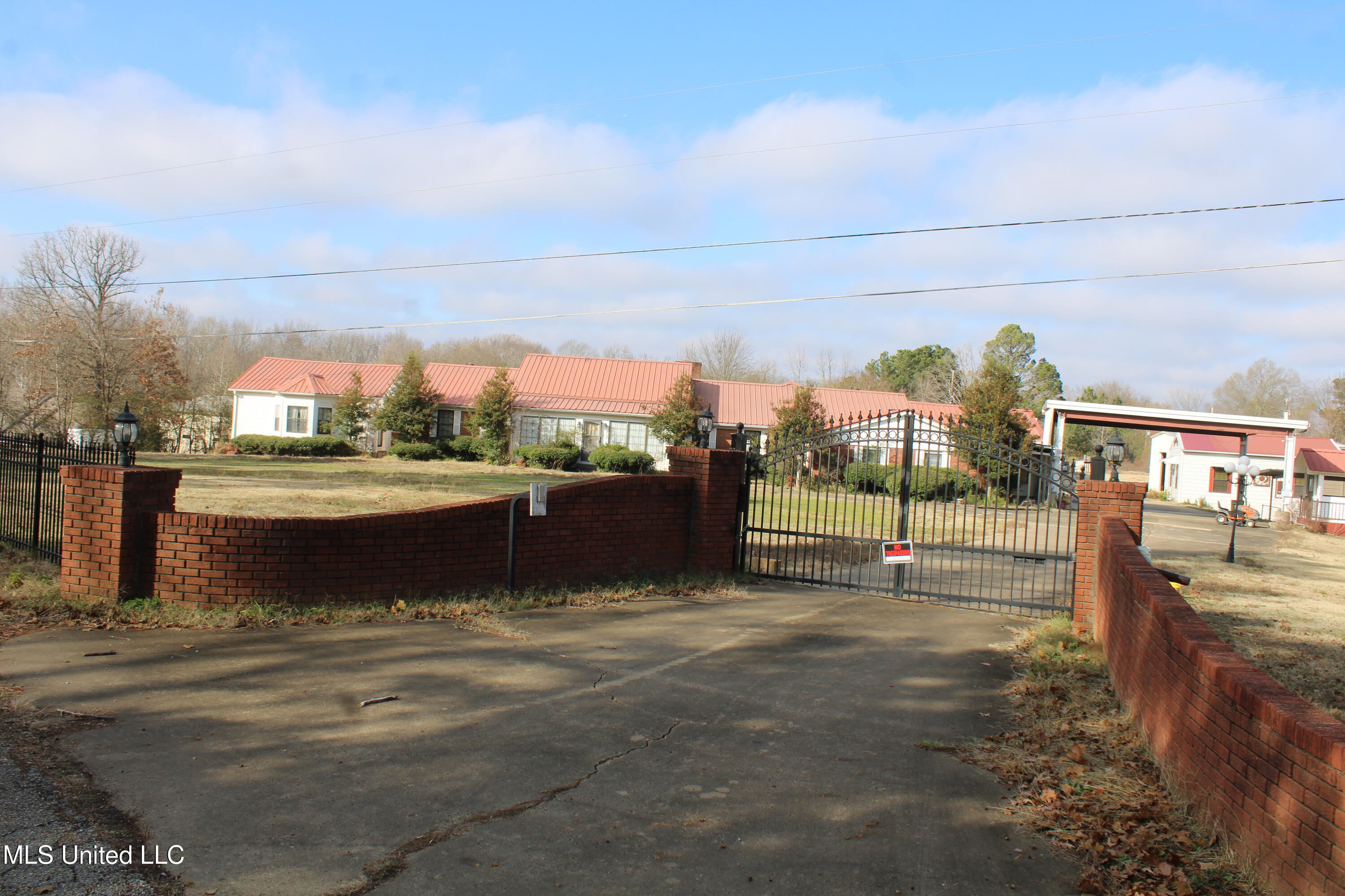 76 Peach Tree Road Byhalia, MS 38611 - Photo 3 of 47 IMG_7001