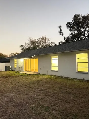 a view of back yard of the house