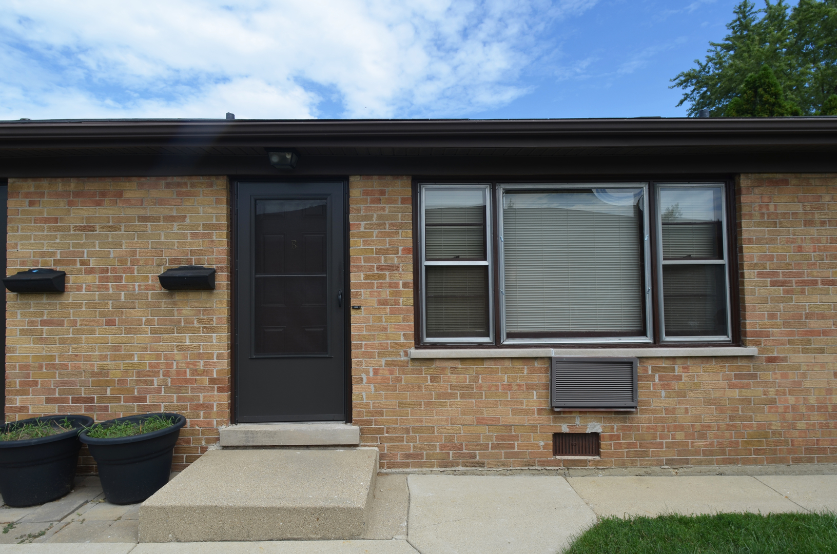 586 Rozanne Drive Addison, IL 60101 - Photo 3 of 13 Gallery Image 3