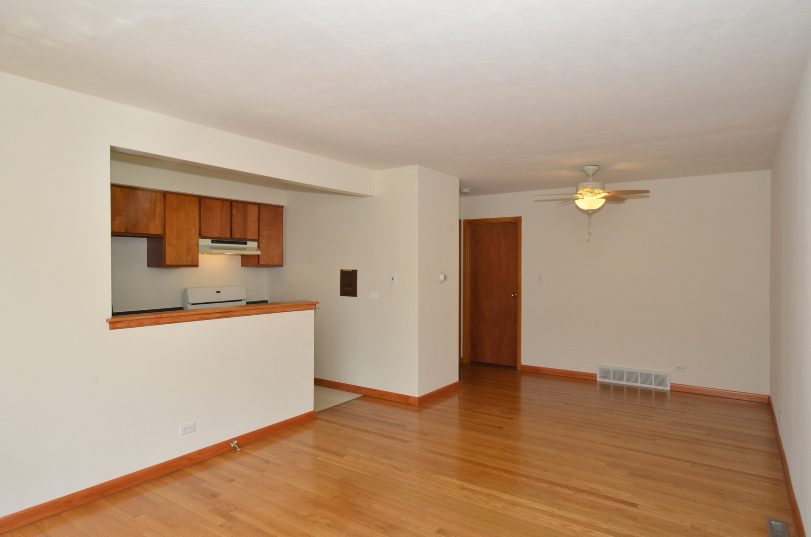 586 Rozanne Drive Addison, IL 60101 - Photo 4 of 13 Gallery Image 4