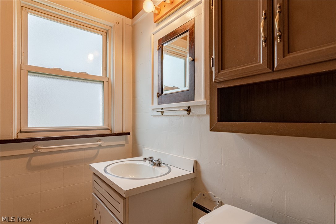 4487 Broadview Road Cleveland, OH 44109 - Photo 14 of 35