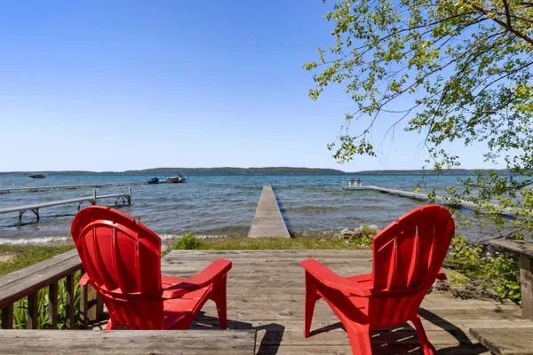 $800,000 | 1313 East S Shore Drive, Frankfort, MI 49635