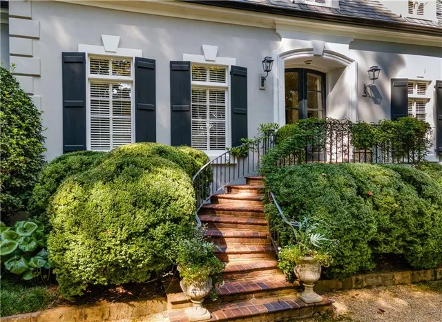 a view of a house with backyard and sitting area