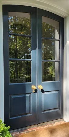a view of a dinning table and chairs in the patio
