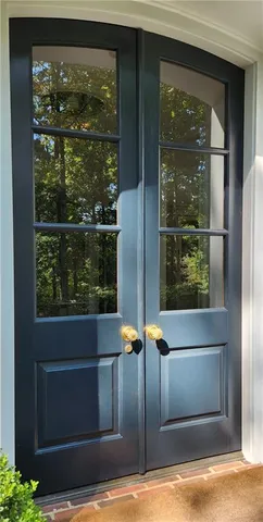 a view of a dinning table and chairs in the patio