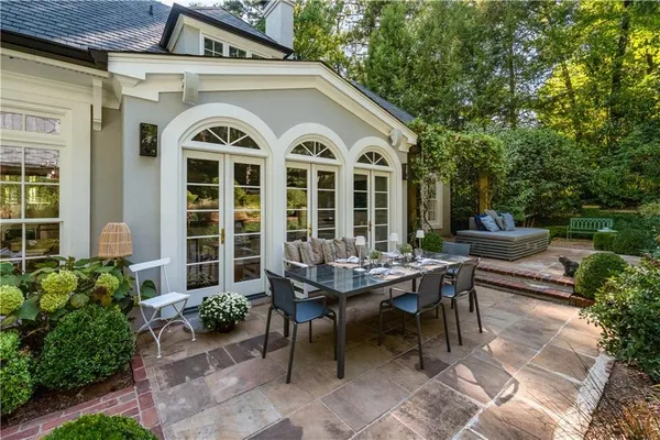 a view of a yard in front of house