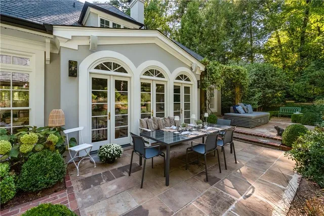 a view of a yard in front of house