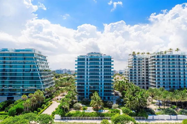 a small pool in the middle of a city