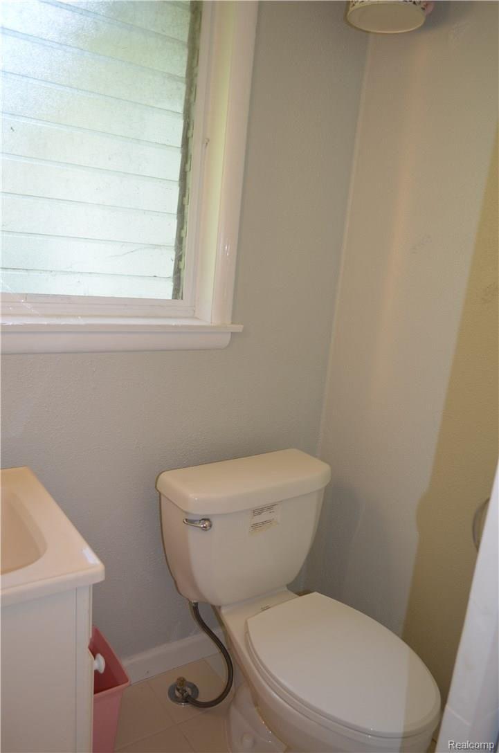 390 Maplehill Road Rochester, MI 48306 - Photo 16 of 31 HALF BATH