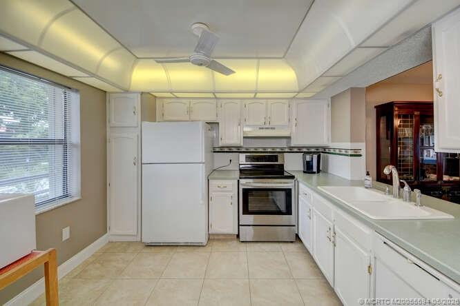 1950 Southwest Palm City Road, Unit 3209 Stuart, FL 34994 - Photo 15 of 64 Bright kitchen!
