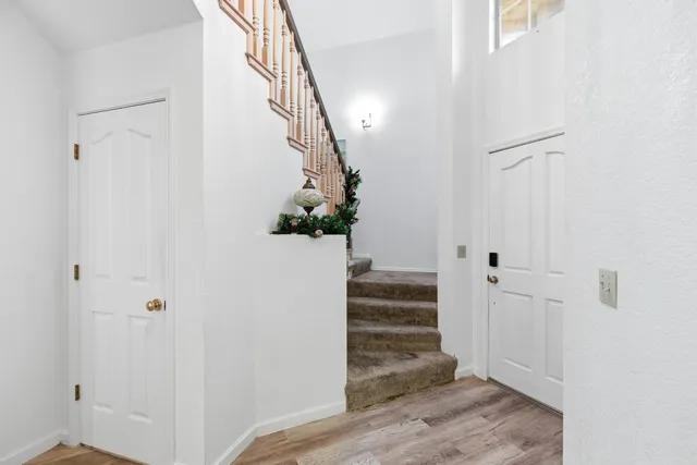 a view of entryway and gallery