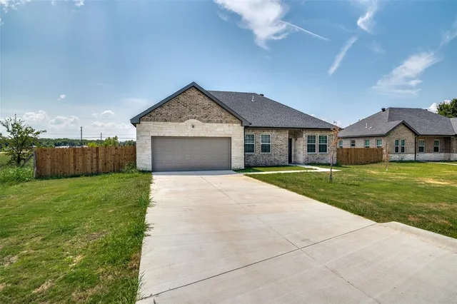 $289,500 | 705 Lakeland Drive, West Tawakoni, TX 75474