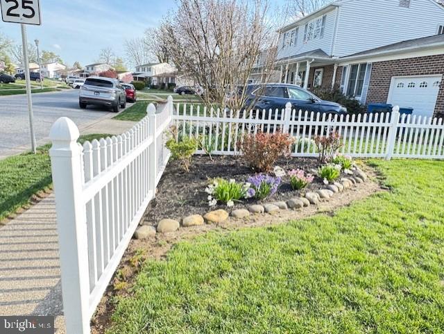 309 Cambridge Road Camden, DE 19934 - Photo 31 of 36 Vinyl fencing defining flower bed
